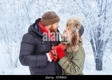 junges Paar im Winterwald Stockfoto