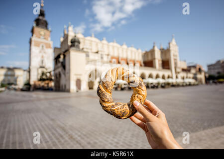 Holding prezel in Krakow City Stockfoto