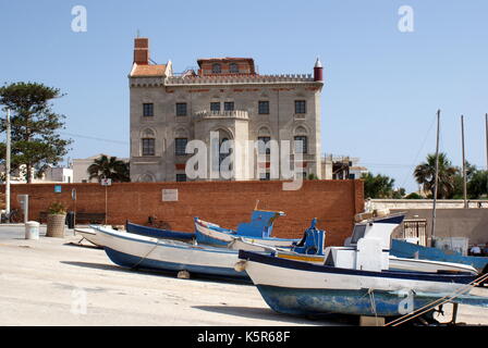 Fischerboote am Kai, Hafen, Insel Favignana FAVIGNANA, Egadis Inseln, Sizilien, Italien Stockfoto