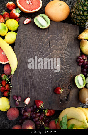 Frisches Obst. Obstsorte auf Holz. Essen-Hintergrund. Tropische Früchte Stockfoto