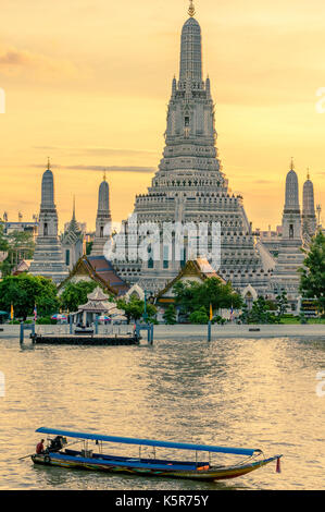 Wat Arun oder Tempel der Morgenröte, am Ufer des Chao Praya Fluss Bangkok Thailand Stockfoto