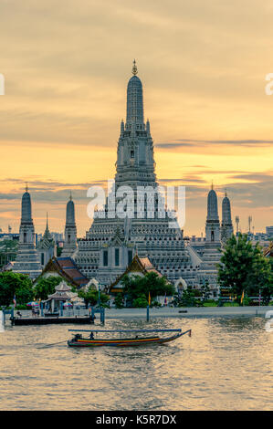 Wat Arun oder Tempel der Morgenröte, am Ufer des Chao Praya Fluss Bangkok Thailand Stockfoto