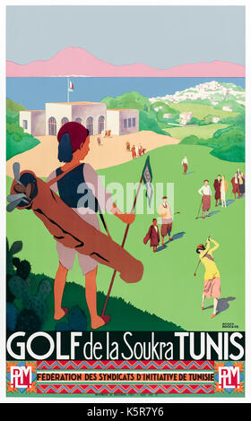 'Golf de La Soukra Tunis' (Golf in La Soukra Tunesien) 1932 Tourismus Poster mit einem jungen tunesischen Caddy tragen traditionelle Kleidung, meine Damen und Herren spielen am Golf de Carthage den Ländern ersten Kurs. Artwork von Roger Broders (1883-1953) für Paris Lyon Mediteranée Unternehmen (PLM) Eisenbahn. Stockfoto