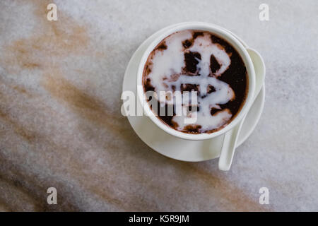 Singapur dessert Bubur Pulut Hitam, schwarze klebrige Reis Dessert mit Kokosmilch und Palm Zucker, in englischer Sprache namens Black Klebreis Brei Stockfoto