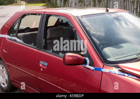 Verlassene und zerstörte Auto - Peugeot 306, mit 'Polizei Nicht Cross Tape' an Cullompton Dienstleistungen auf dem M5 gebunden Stockfoto