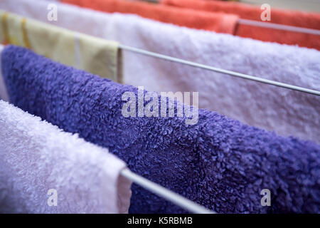 Close up bunte Wäsche trocknen Stockfoto