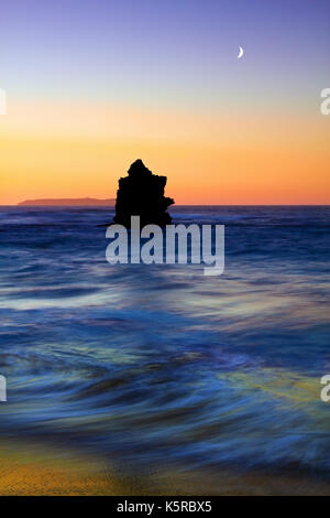 Eine twilight Ansicht mit Blick über den Atlantischen Ozean von Peniche an der portugiesischen Küste Stockfoto