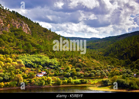 Ein Blick über den Fluss Tejo, Portugal, von den umliegenden Bäumen bedeckten Hügeln Stockfoto