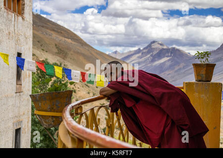 Tibetische Rot gekleidet Mönch, auf verschneiten Gipfeln Bergblick, Indien Stockfoto