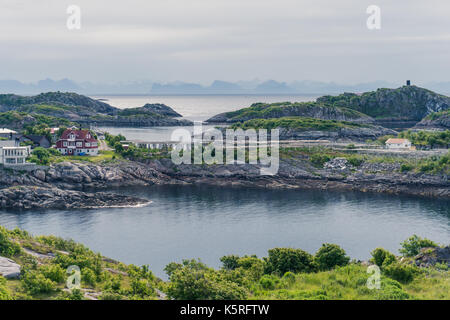 Henningsvær Dorf. Blick auf den Felsen. Norwegen. Stockfoto