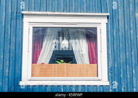 Fenster in einem Holzhaus Stockfoto