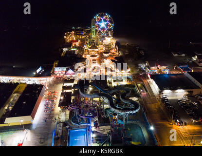 Vergnügungspark Foto aus dem Himmel in der Nacht genommen Stockfoto