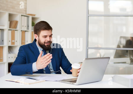 Portrait von lächelnden bärtigen Geschäftsmann sprechen mit Partner über Laptop per Video Konferenz chat Stockfoto
