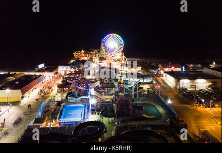 Vergnügungspark Foto aus dem Himmel in der Nacht genommen Stockfoto