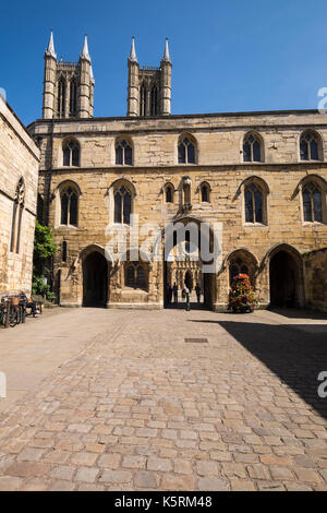 Schatzkanzler Tor und die Kathedrale von Lincoln nach in der Stadt Lincoln, Lincolnshire, England, Großbritannien Stockfoto