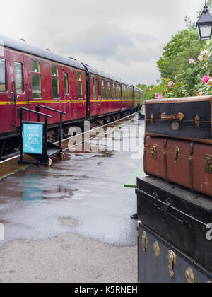 Embsay steamtrain Bahnhof mit Vintage Koffer und Replik Zeichen Stockfoto