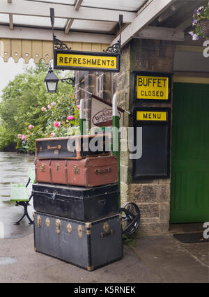 Embsay steamtrain Bahnhof mit Vintage Koffer und Replik Zeichen Stockfoto