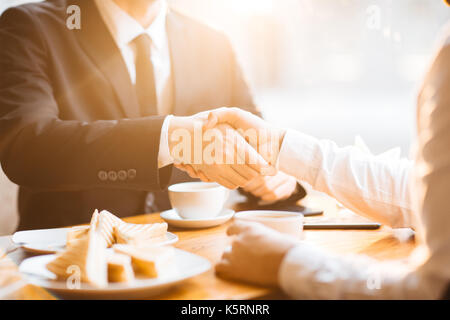 Einen festen Händedruck von Business Partnern Stockfoto