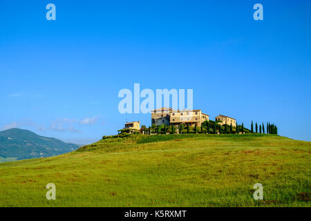 Typische tuscanian Landschaft mit dem Bauernhaus Podere Le Volpaie auf einem Hügel im Val di Cecina Stockfoto