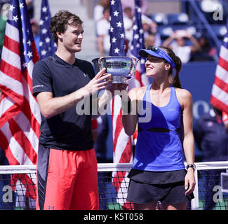 New York, Vereinigte Staaten. 09 Sep, 2017. Gemischtes Doppel champions Jamie Murray von Großbritannien & Martina Hingis aus der Schweiz stellen mit Trophäe bei US Open Tennis Turnier an Billie Jean King National Tennis Center Credit: Lev Radin/Pacific Press/Alamy leben Nachrichten Stockfoto