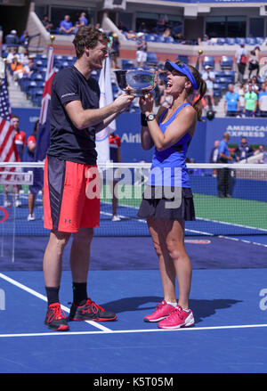 New York, Vereinigte Staaten. 09 Sep, 2017. Gemischtes Doppel champions Jamie Murray von Großbritannien & Martina Hingis aus der Schweiz stellen mit Trophäe bei US Open Tennis Turnier an Billie Jean King National Tennis Center Credit: Lev Radin/Pacific Press/Alamy leben Nachrichten Stockfoto