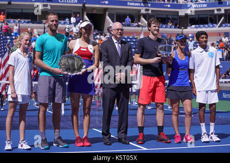 New York, Vereinigte Staaten. 09 Sep, 2017. Gemischtes Doppel champions Jamie Murray von Großbritannien & Martina Hingis aus der Schweiz & Runner-up Hao-Ching Chan der chinesischen Taipei & Michael Venus von Neuseeland pose mit Trophäe bei US Open Tennis Turnier an Billie Jean King National Tennis Center Credit: Lev Radin/Pacific Press/Alamy leben Nachrichten Stockfoto