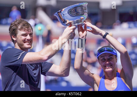 New York, Vereinigte Staaten. 09 Sep, 2017. Gemischtes Doppel champions Jamie Murray von Großbritannien & Martina Hingis aus der Schweiz stellen mit Trophäe bei US Open Tennis Turnier an Billie Jean King National Tennis Center Credit: Lev Radin/Pacific Press/Alamy leben Nachrichten Stockfoto