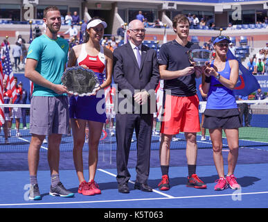 New York, Vereinigte Staaten. 09 Sep, 2017. Gemischtes Doppel champions Jamie Murray von Großbritannien & Martina Hingis aus der Schweiz & Runner-up Hao-Ching Chan der chinesischen Taipei & Michael Venus von Neuseeland pose mit Trophäe bei US Open Tennis Turnier an Billie Jean King National Tennis Center Credit: Lev Radin/Pacific Press/Alamy leben Nachrichten Stockfoto