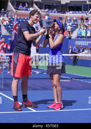 New York, Vereinigte Staaten. 09 Sep, 2017. Gemischtes Doppel champions Jamie Murray von Großbritannien & Martina Hingis aus der Schweiz stellen mit Trophäe bei US Open Tennis Turnier an Billie Jean King National Tennis Center Credit: Lev Radin/Pacific Press/Alamy leben Nachrichten Stockfoto