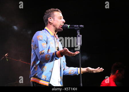 Neapel, Italien. 09 Sep, 2017. Francesco Gabbani, Sieger des Festivals von Sanremo 2016 im Konzert an Arenile Bagnoli in Italien. Credit: Salvatore Esposito/Pacific Press/Alamy leben Nachrichten Stockfoto