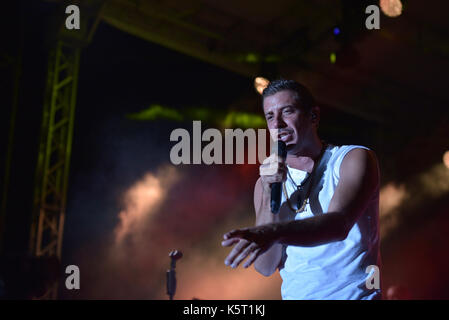 Neapel, Italien. 09 Sep, 2017. Der italienische Sänger und Songwriter Francesco Gabbani Gewinner des 67th Festival von Sanremo, Live at'Arenile di Bagnoli" in Neapel. Credit: Paola Visone/Pacific Press/Alamy leben Nachrichten Stockfoto