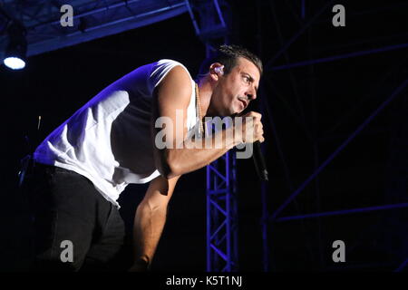 Neapel, Italien. 09 Sep, 2017. Francesco Gabbani, Sieger des Festivals von Sanremo 2016 im Konzert an Arenile Bagnoli in Italien. Credit: Salvatore Esposito/Pacific Press/Alamy leben Nachrichten Stockfoto