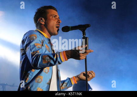 Neapel, Italien. 09 Sep, 2017. Francesco Gabbani, Sieger des Festivals von Sanremo 2016 im Konzert an Arenile Bagnoli in Italien. Credit: Salvatore Esposito/Pacific Press/Alamy leben Nachrichten Stockfoto