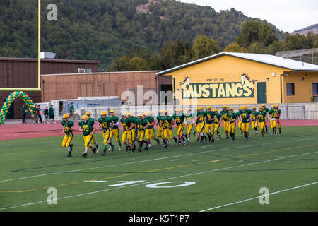 San Marin High School Mustangs, High School Football spieler, Training vor dem Spiel, High School Football Spiel, Novato, Marin County, Kalifornien Stockfoto