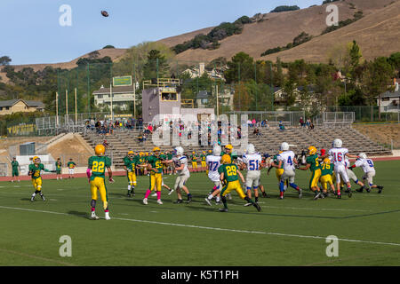 San Marin High School Mustangs, gegen, Tamalpais High School rote Falken, High School Football Player, High School Football, Novato, Kalifornien Stockfoto