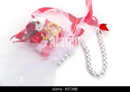 Kissen mit goldenen Perlen Armband Ringe Stockfoto