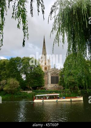 Die Kirche der Heiligen Dreifaltigkeit entlang des Flusses Avon, Stratford Upon Avon, Wark, UK. Bekannt als der Ort von Shakespeares Taufe und Beerdigung. Stockfoto