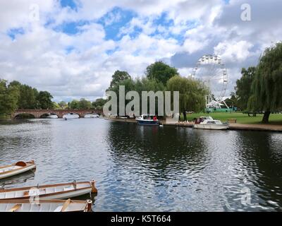 Fluss Szene, Fluß Avon. Schwäne, Sportboote, Weiden und ein großes Rad. Stratford upon Avon, Wark, UK. Stockfoto