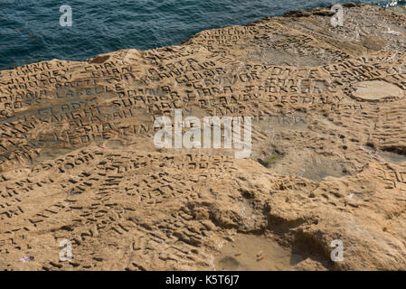 SAINT PETER'S POOL, MALTA - 21. AUGUST 2017: Menschen Schnitzen und Gravieren ihre Namen und ihre Initialen in den Felsen bei St. Peter's Pool, eine natürliche Schwimmen Stockfoto