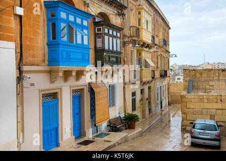 BIRGU, Valletta, Malta - 23. AUGUST 2017: Die Balkone von Castiglioncello und allgemein von Valletta sind mit lebhaften, bunten Farben bemalt und Sie sind ein zu Stockfoto