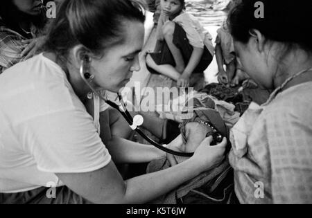 Dr. Mary Washburne untersucht die burmesischen Flüchtlinge Säugling bei Shok La Flüchtlingslager im Nordwesten von Thailand; ein Lager nur für diejenigen mit Cholera Symptome. September, 1996. Stockfoto