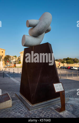 VALLETTA, MALTA - 21. AUGUST 2017: Der Knoten Denkmal und der Plakette wurde im Jahr 2015 gelegt und im Gedenken an die Valletta Gipfeltreffen auf Migration Stockfoto