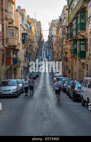 VALLETTA, MALTA - 21. AUGUST 2017: Parkplätze in Valletta Stadt sind oft voll wegen der engen Gassen und der hohen Bevölkerungsdichte, Einheimischen und Tour Stockfoto