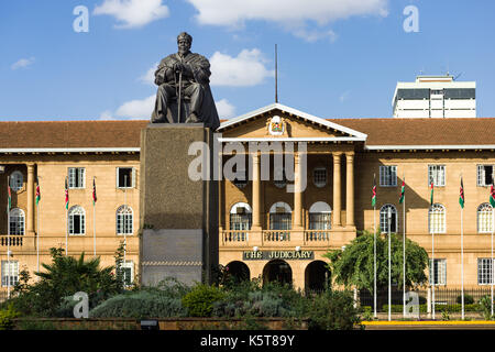 Jomo Kenyatta Statue mit Supreme Court im Hintergrund, Nairobi, Kenia Stockfoto