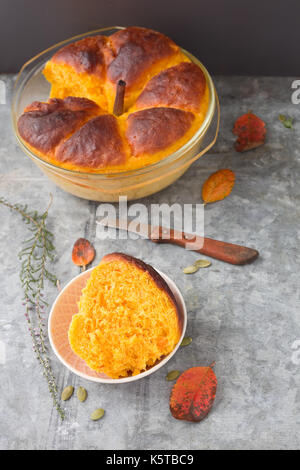 Kürbis Hokkaido Hefe Brot geformt. Stockfoto