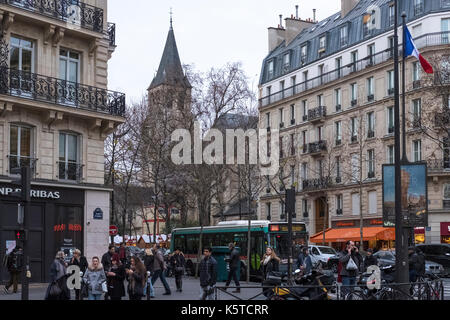 Die Käufer auf dem belebten Boulevard Saint Germain-des-Prés in Paris, Frankreich, kurz vor Weihnachten. Stockfoto