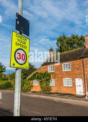 Gemeinschaft Geschwindigkeit Watch' ihre Geschwindigkeit" Warnschild auf 30 Meilen pro Stunde zugelassene Begrenzung Straße prüfen, in einem aufgebaut, Lincolnshire, England, UK. Stockfoto