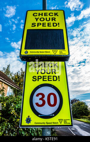 Gemeinschaft Geschwindigkeit Watch' ihre Geschwindigkeit" Warnschild auf 30 Meilen pro Stunde zugelassene Begrenzung Straße prüfen, in einem aufgebaut, Lincolnshire, England, UK. Stockfoto