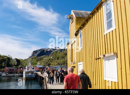 Touristen, die historische Fischerdorf Nusfjord, Hafen der Insel Flakstadøya, Lofoten, Nordland, Norwegen, Skandinavien Stockfoto