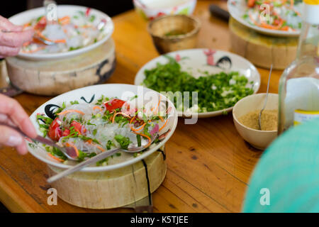 Thai würzige Glas Nudelsalat. Bild der traditionelle thailändische Küche aus frischen Zutaten bei Kochkurs in Chiang Mai. Stockfoto